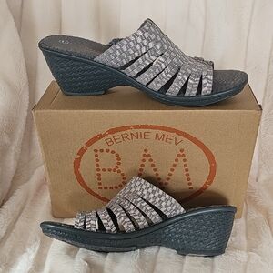 bernie mev. Women's Metallic and Black Wedges